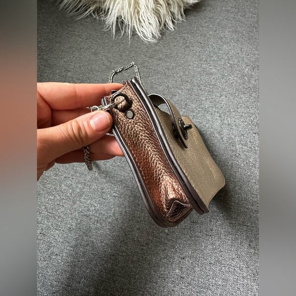 Coach Metallic Turnlock Crossbody Platinum Bronze
Chain Clutch/wallet NEW $175 - Picture 2 of 12
